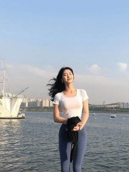 女孩子 女孩子为什么都喜欢穿瑜伽裤,这裤子穿着不勒吗不过身材是真好