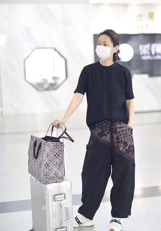 歌坛|毛阿敏快瘦成麻杆!拎2万包穿潮服腰比裤管还细,17岁女儿超美