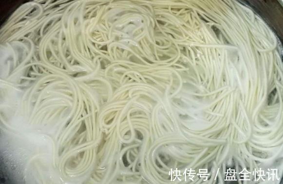 筋道|煮面条时,开水下锅就错了,面馆老板教你两招,口感筋道不粘连