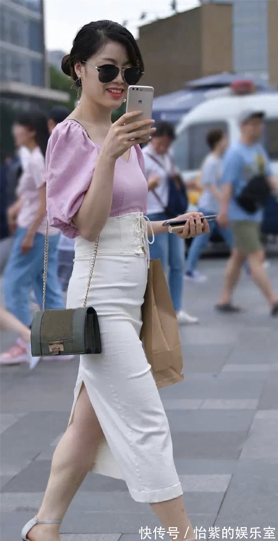 半身裙|粉色V领泡泡袖上衣搭配半身裙,曲线好迷人,时尚又大方