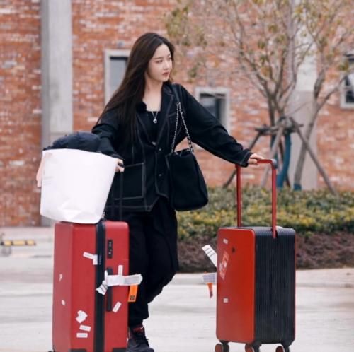 所有人都带妆录制，唯独她一个人搞特殊，张雨绮对她翻了3次白眼