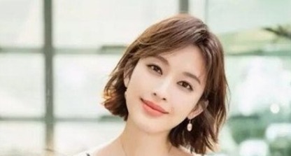 发际线 女人上了年纪以后, 不管是短发还是长发, 少弄以下3种发型