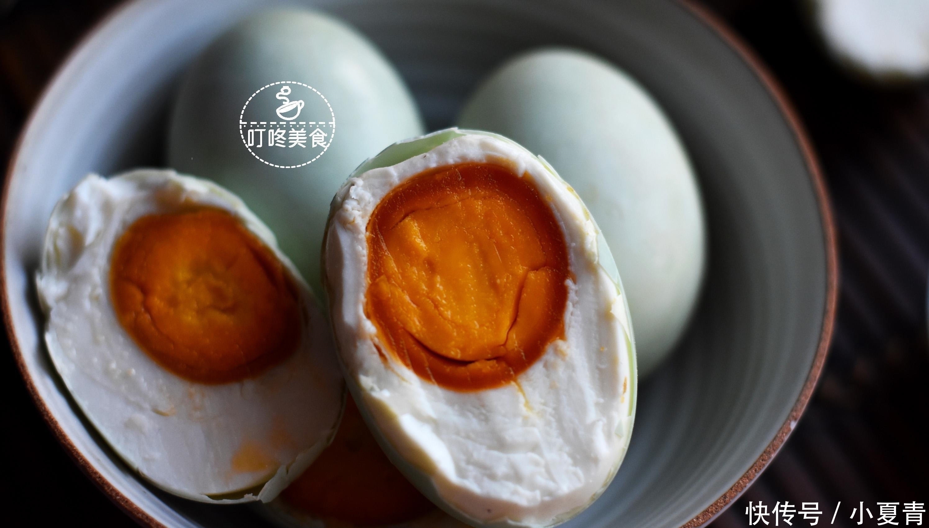 想吃咸鸭蛋不用买,教你腌制特简单,学会此方法,个个起沙又流油