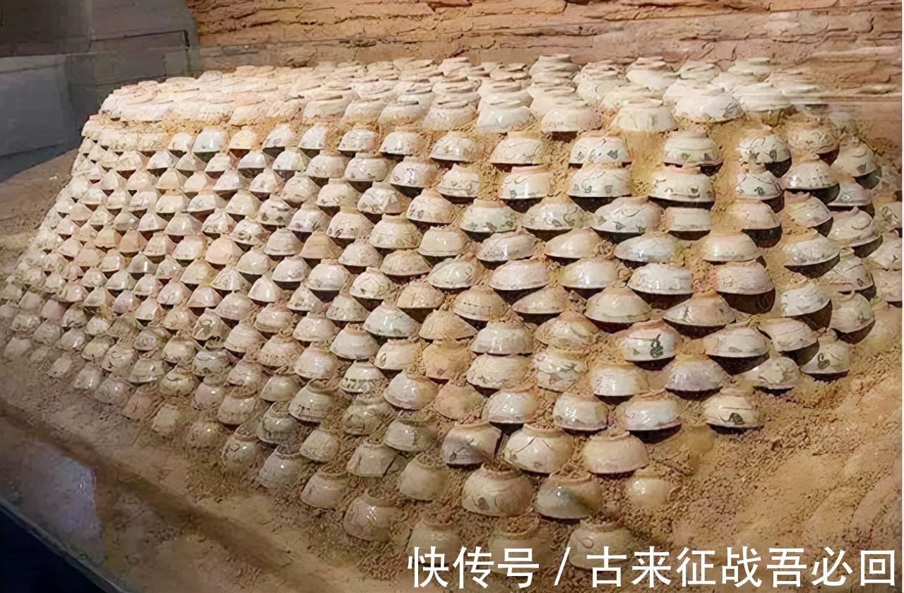 椁室#挖地基发现明朝古墓,全部墓墙都用青花瓷堆成,专家:从没见过