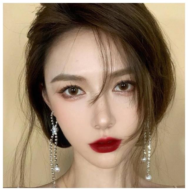 几款适合浓妆与素颜的口红，让你在性感的同时，还带有一丝清新