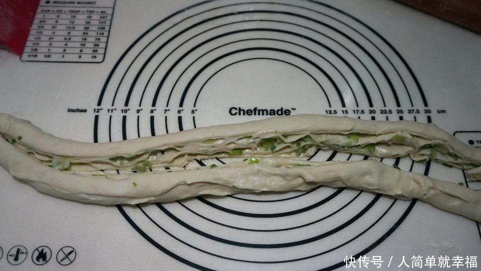 不用|自制的手抓饼层次多,外焦里嫩、葱香浓郁,一人一张不用炒菜了!