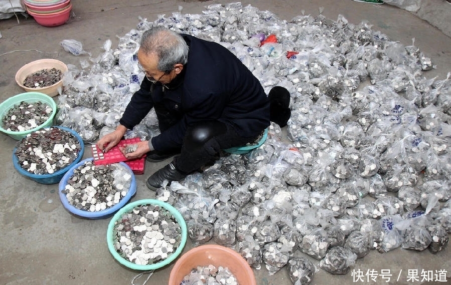  银行|整整30万硬币，银光闪闪的堆了一个院子，愁坏了数钱的大爷