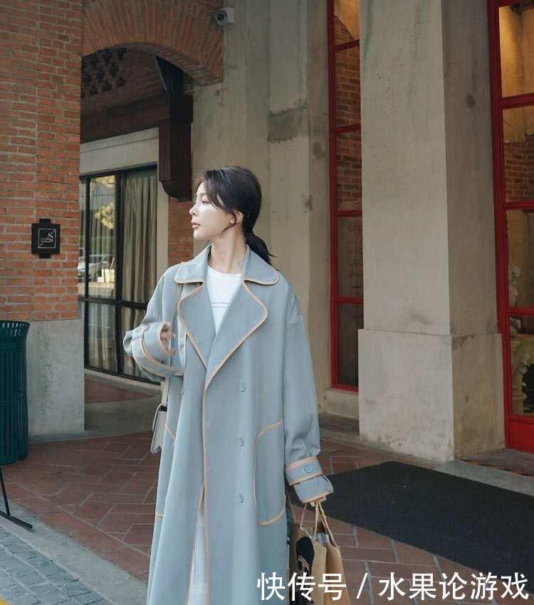 蓝色|雾霾蓝色包边风衣,包了边的风衣才能让这个秋天更显精致
