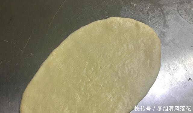 用这种做法做出来的面包,放上三天也不会变硬,柔软又拉丝