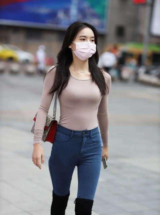 瑜伽裤和姑娘华美气质完美结合，给人眼前一亮，慵懒大方