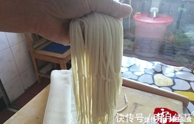 原来做手擀面这么简单,东北婆婆教的这个方法真好用!