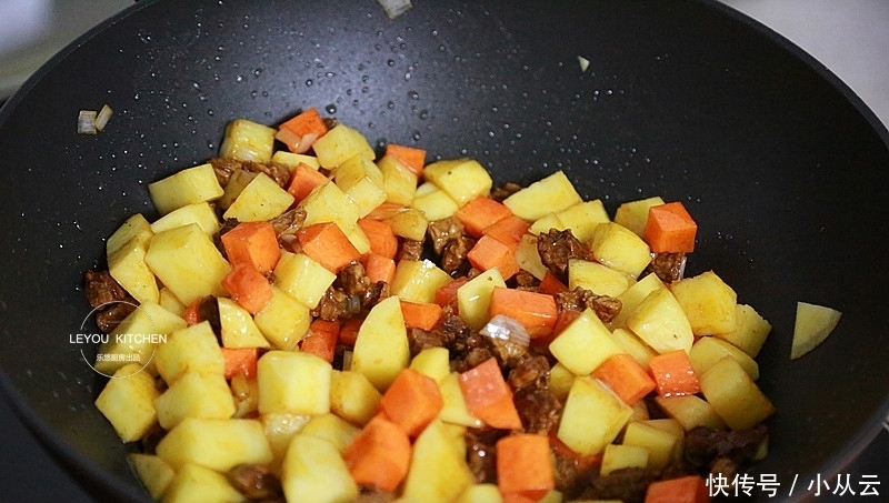 简单好做的懒人焖饭,一锅菜、肉、饭全有,下班再不用愁吃什么