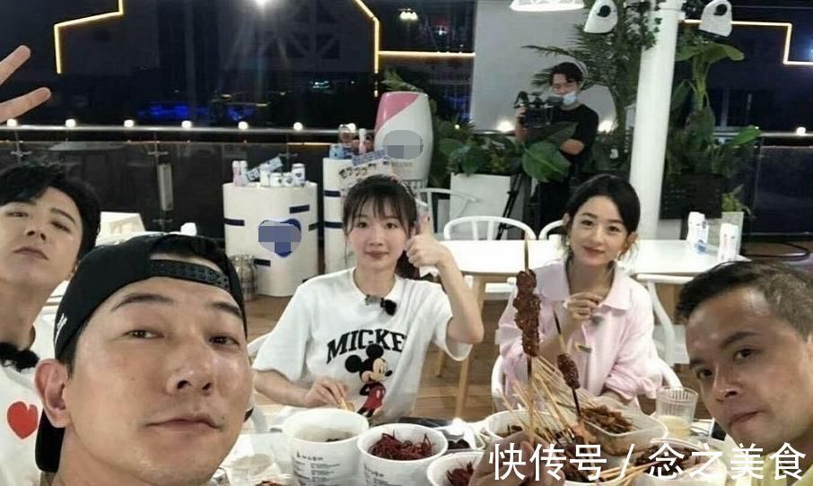 黄晓明“牵手”赵丽颖上楼梯,而谁注意两人拉手方式?太不克制了