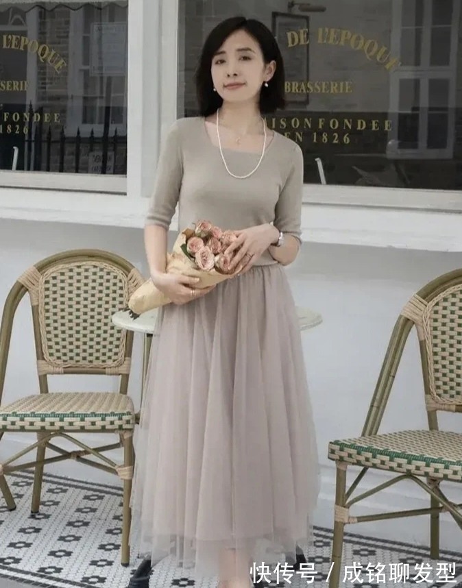 巧克力色|秋季有一种穿搭叫“针织衫+半裙”,简单好看又舒服,优雅又舒服