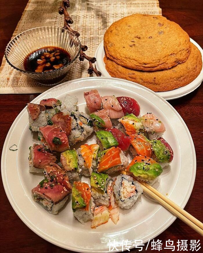 28个巨石强森的菜单，满满一桌子太能吃，还边吃边看电影太享受