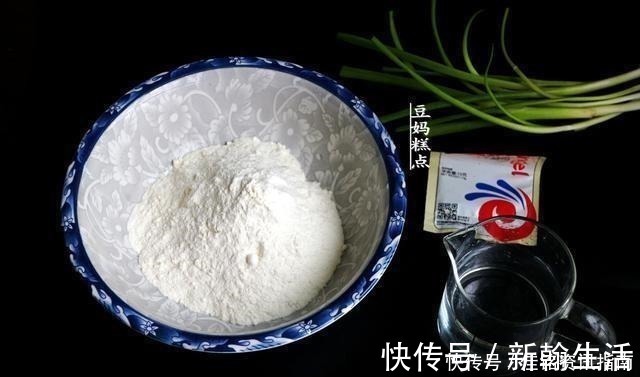 搅拌均匀|手不沾面，教你做葱花饼，早起5分钟搞定，越放越香软