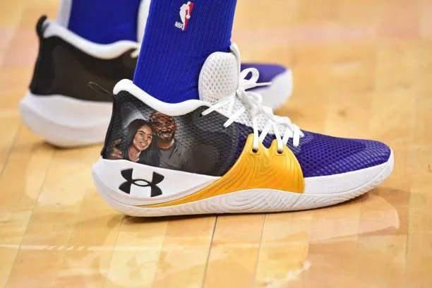 NBA球员上脚：库里8代定制版，恩比德球鞋缅怀科比