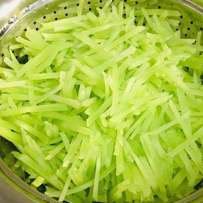  豆油|好吃到流泪的豆油皮炒莴笋，连吃三天都不够！