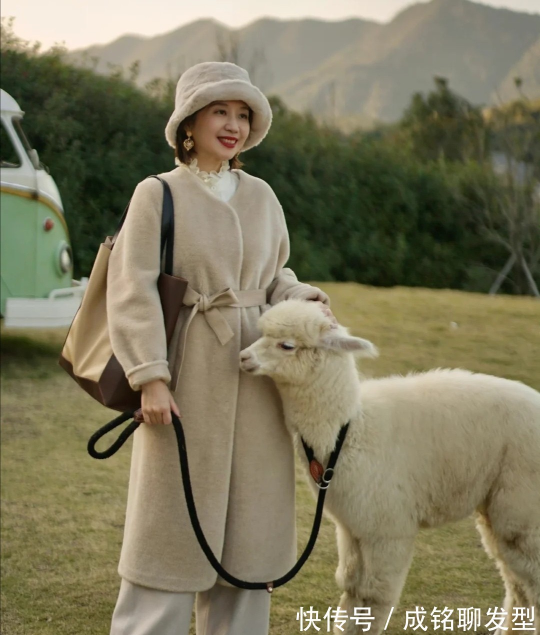 女人|这才是五十岁的女人最美的装扮!简单随意高级,优雅时尚又显气质