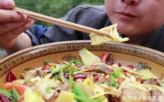 小伙摘得深山里的巨无霸竹笋,用来这样做超好吃,你想试试吗?