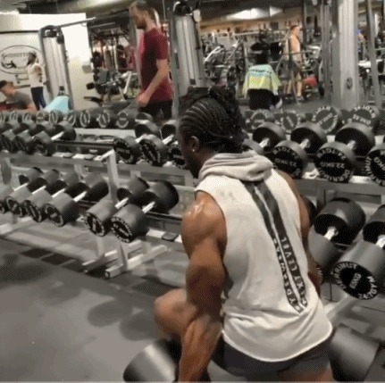 腿部肌肉|15岁开始健身,酷爱练腿,如今深蹲210公斤,腿部肌肉尤其发达