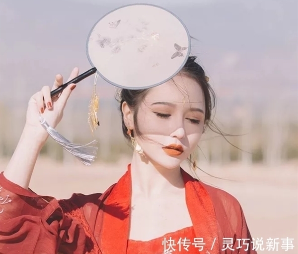 原主#穿书文:她穿成透明小炮灰,远离男女主,却遇到了白切黑的无名男配