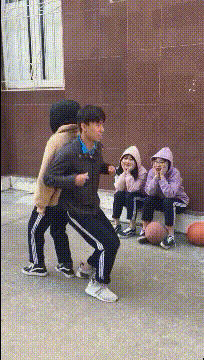 |搞笑GIF趣图: 我真的很喜欢这个游戏,为啥没姑娘跟我这样玩