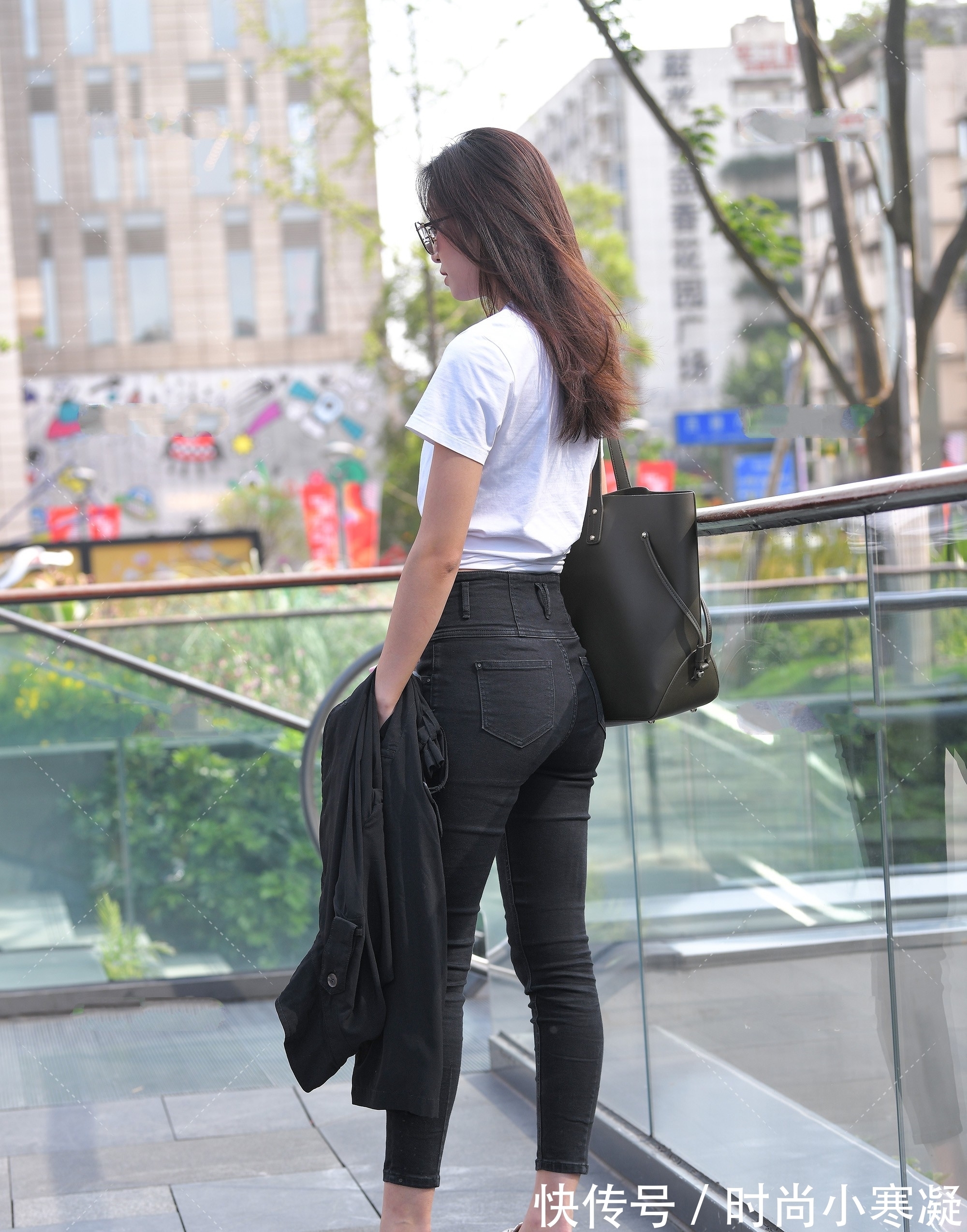 T恤 出门逛街,白色T恤搭配黑色九分裤,简约时尚
