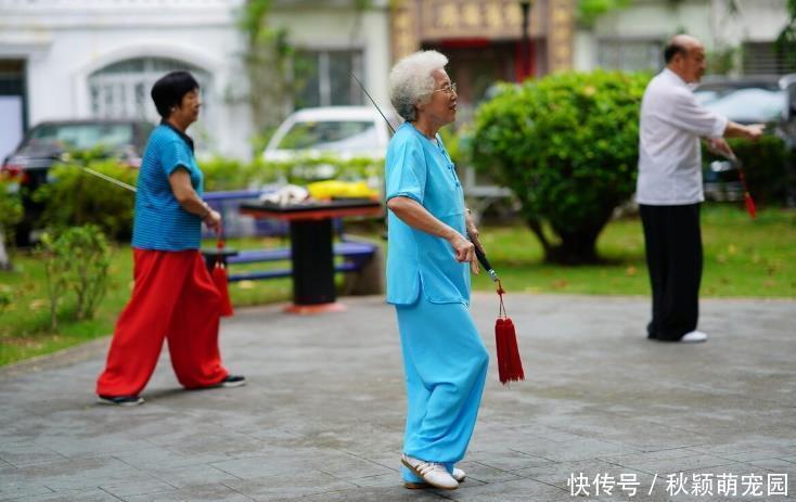 血糖过高|走路可以降血糖?专家提醒:过了45岁,多做2件事可以降血糖