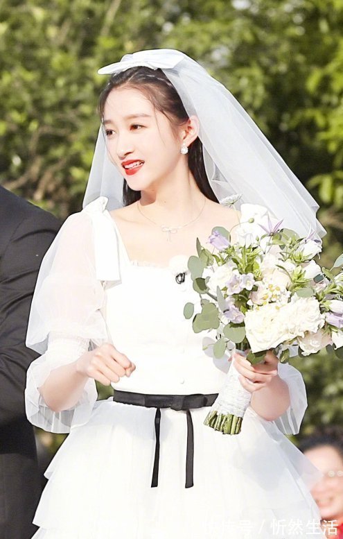 有种“偏心”叫跑男对关晓彤，全体女嘉宾都穿婚纱裙，就她搞特殊