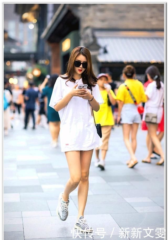 思思街拍 美少女百褶裙束腰上衣,这样搭配也能温柔可人