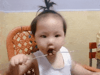 |搞笑GIF:哥们,你脑子真是聪明,在家就能玩过山车