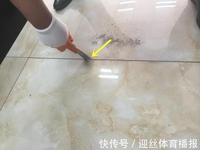 老师傅|瓷砖铺贴完后，师傅用塑料瓶倒扣在缝隙处，邻居：这怕不是个新手