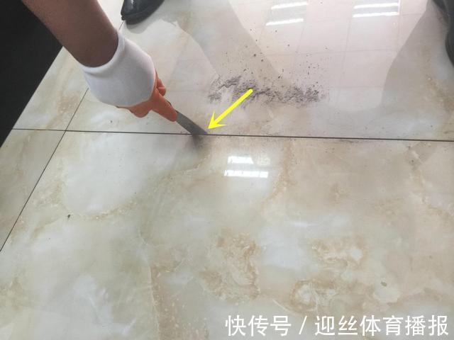 老师傅|瓷砖铺贴完后,师傅用塑料瓶倒扣在缝隙处,邻居:这怕不是个新手