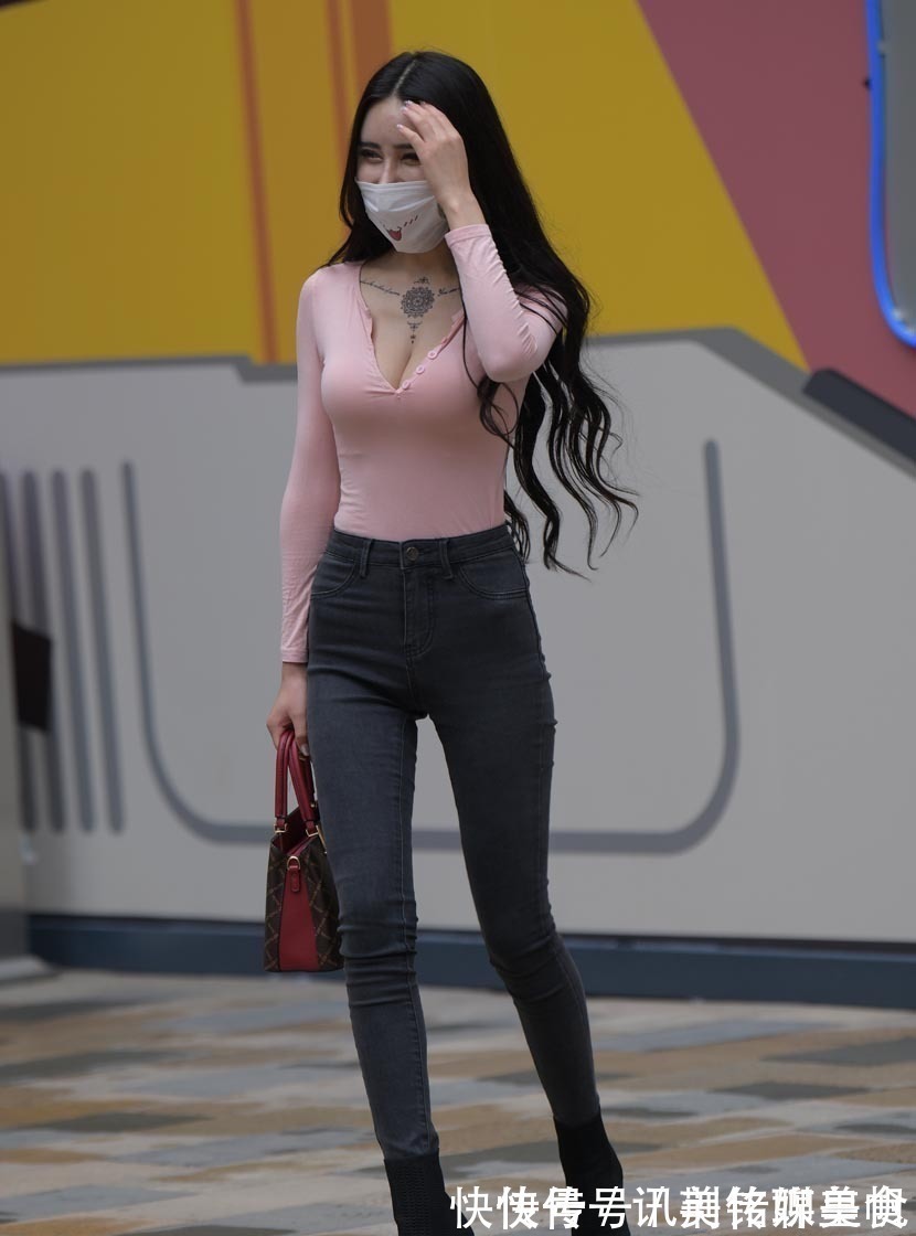 时尚 绒面浅粉长袖小开衫搭配紧身牛仔裤,展现曼妙身材和时尚品味