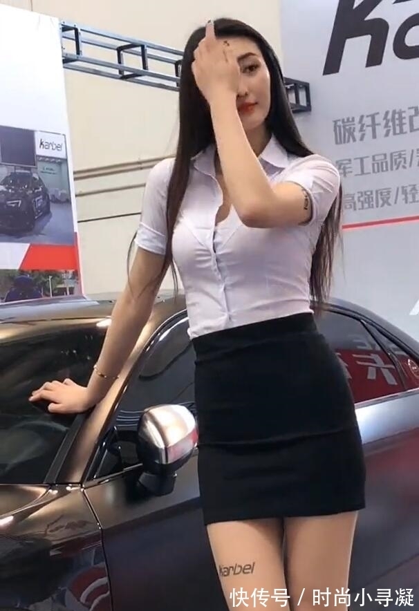 美女 穿了件白衬衫，穿出城市白领的时髦