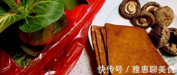 让青菜包子的绿色蔬菜变得绿色和新鲜,而且很香