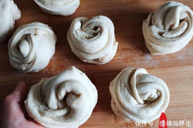 有的人爱吃花卷却不会拧,看看我介绍的这两种方法,简单易操作