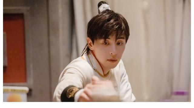 海报|凭什么?密室大逃脱海报被指抄袭,有人单拿杨幂邓伦说事