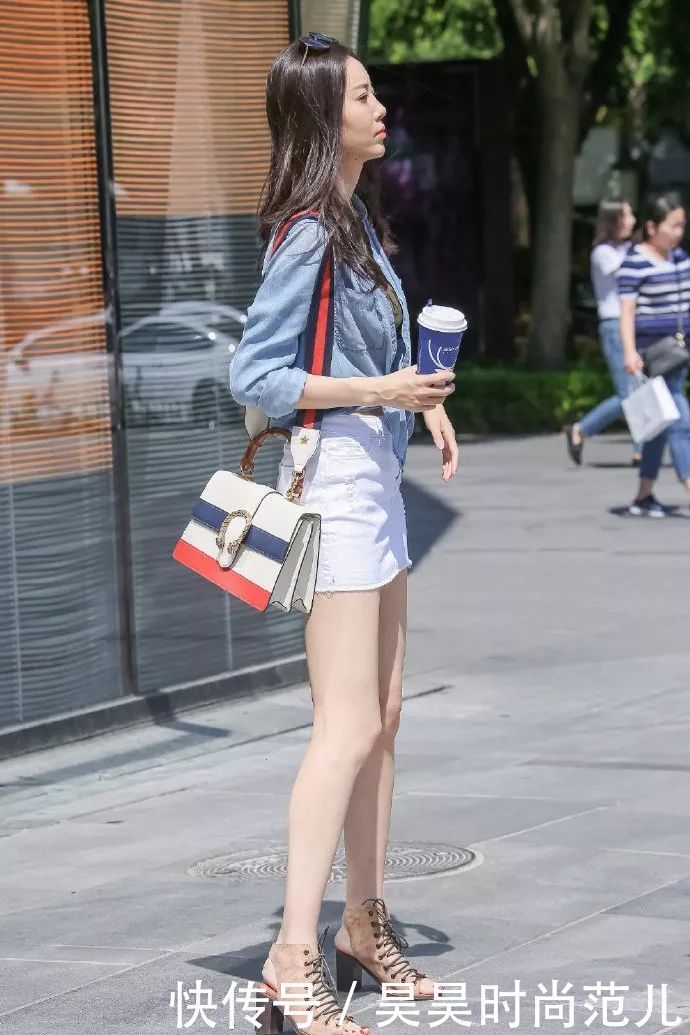 蓝色衬衫搭配白色短裙,穿搭时带点儿小心机修饰,显时尚干净美感