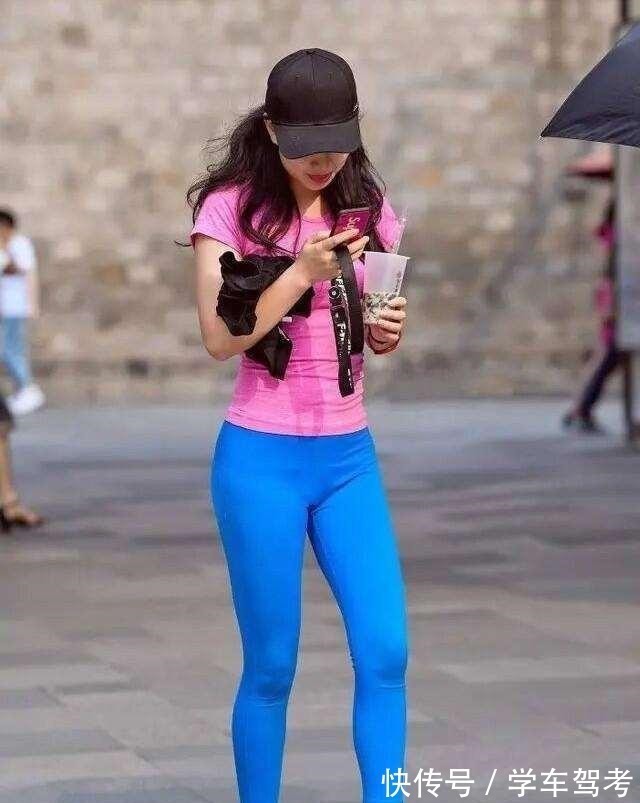 高腰裤 蓝色打底裤搭配时尚粉色上衣,衣品爆棚,身材比例上的不协调!