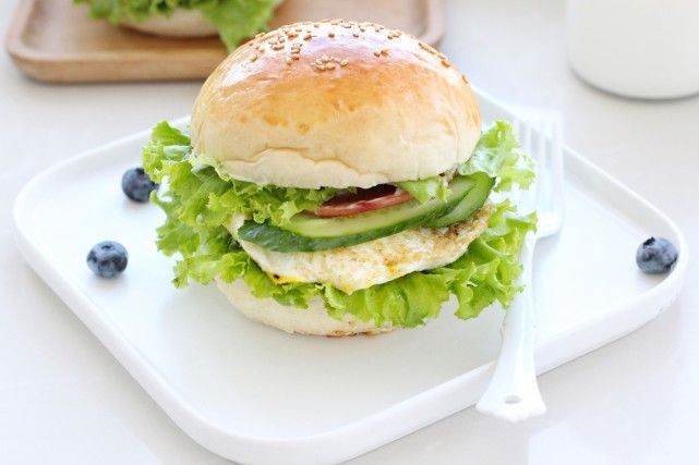 学会怎么做汉堡胚，肉蛋菜随意放，健康营养无添加，完胜肯德基！