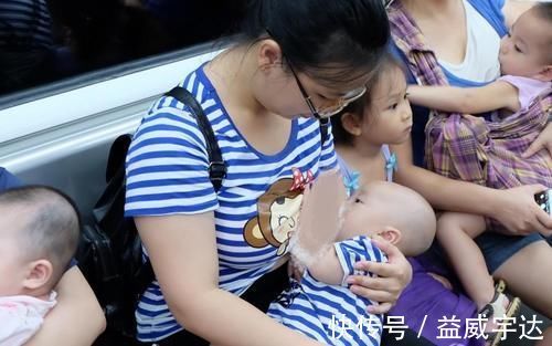 地铁|地铁当众哺乳,宝妈被骂“不知羞耻”,陌生男子的举动很暖心