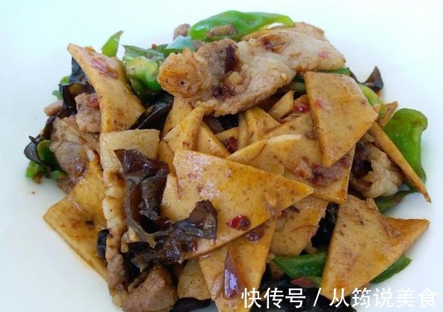 此物是豆腐中的宠儿，怎么翻炒都不碎，加上肉一炒搭配米饭绝了