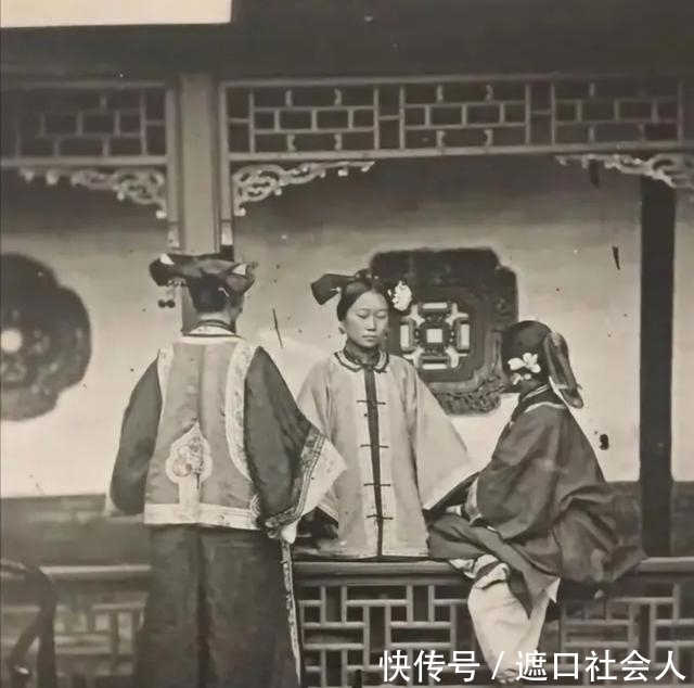正妻|清末老照片，正妻怂的小妾愁眉锁眼，最后一张李鸿章小妾十分惊艳