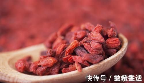 延缓衰老|枸杞早上吃和晚上吃哪个好?每天吃多少粒最佳?怪不得一直吃没效