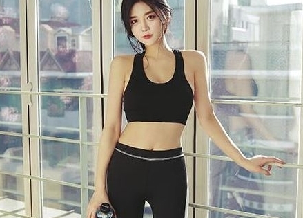 街拍:紧身打底裤小姐姐,展现玲珑身姿,尽显时尚风范!