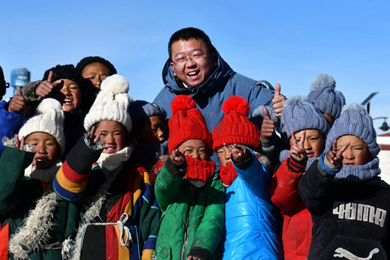 援藏干部|上海第九批援藏干部教师潘杰和藏族学生在一起