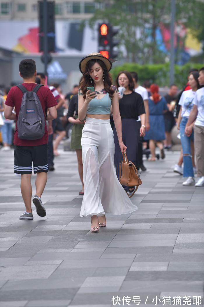 穿搭 吊带搭阔腿裤,波浪秀发优雅的拢在胸前,尽显满满女神范