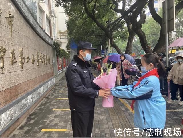 警察叔叔|警察节特辑丨送你一朵“小红花”，萌化了!